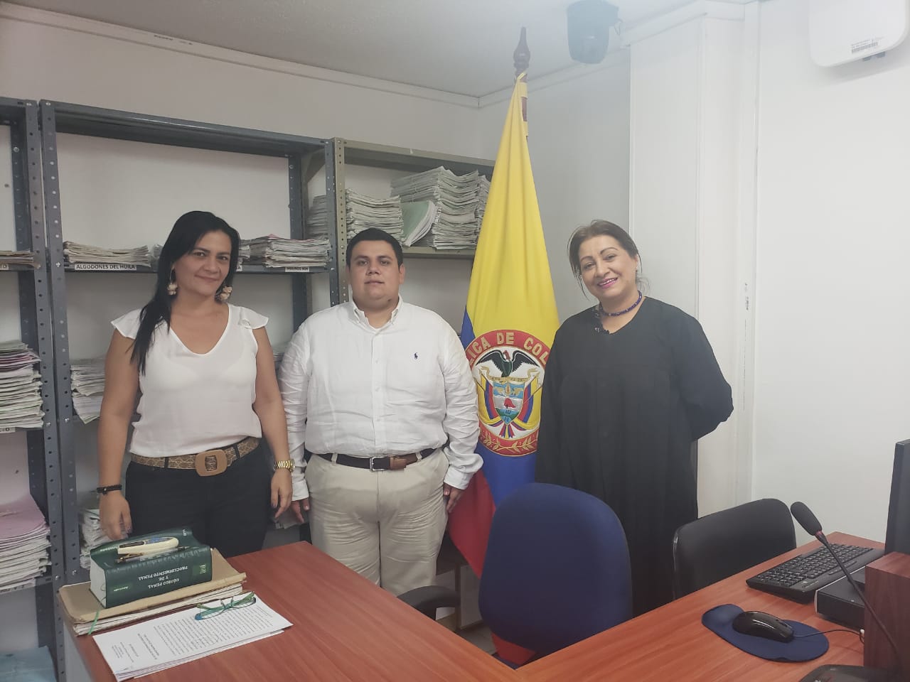 La jueza Olga Castrillón García; lo acompaña la fiscal delegada Kelly Ibagón Morera.